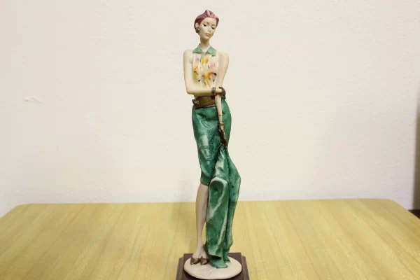 Statuetta Donna serie Valentino