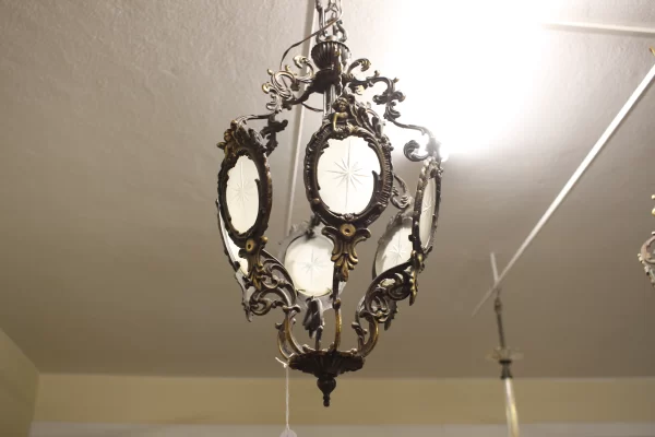 Lampadario in Vetro Opaco e Metallo