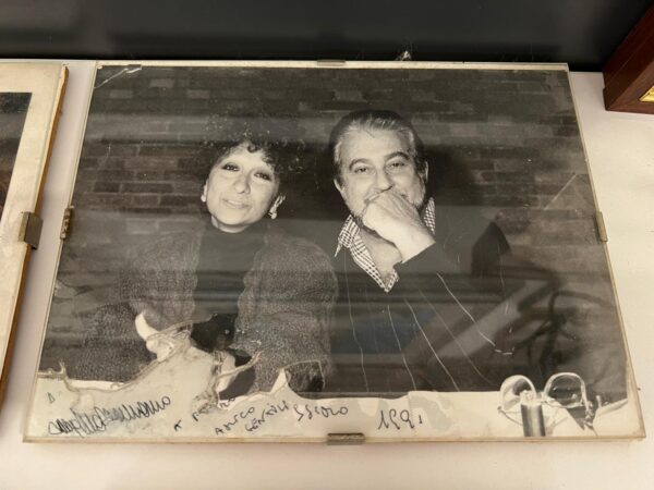 LOTTO DI N°12 FOTO DI ARTISTI ITALIANI AUTOGRAFATE ORIGINALI - immagine 2