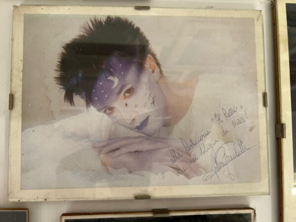 LOTTO DI N°12 FOTO DI ARTISTI ITALIANI AUTOGRAFATE ORIGINALI - immagine 4