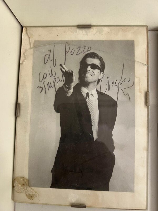 LOTTO DI N°12 FOTO DI ARTISTI ITALIANI AUTOGRAFATE ORIGINALI - immagine 10