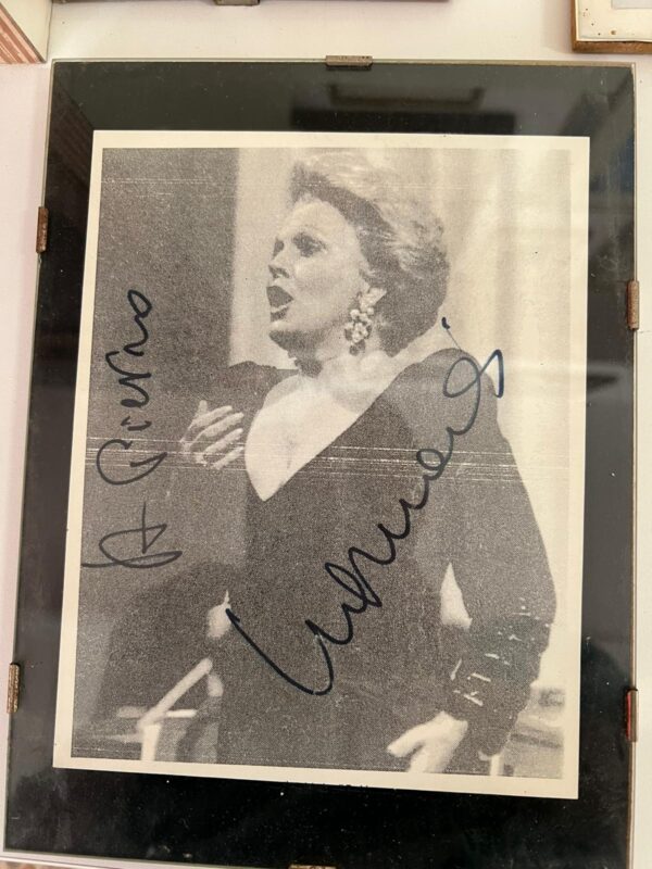 LOTTO DI N°12 FOTO DI ARTISTI ITALIANI AUTOGRAFATE ORIGINALI - immagine 8