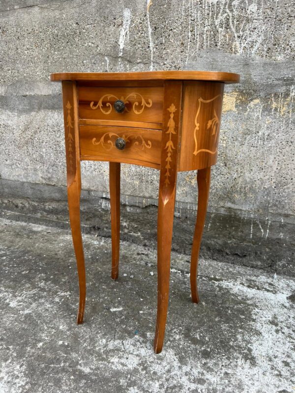 TAVOLINO BASSO DECORATO CON CASSETTI