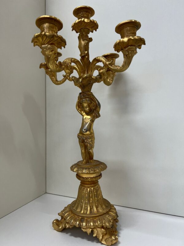 CANDELABRO IN FERRO DORATO CON PUTTO - immagine 6