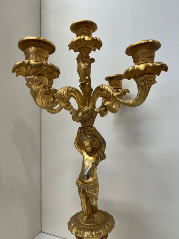 CANDELABRO IN FERRO DORATO CON PUTTO - immagine 2
