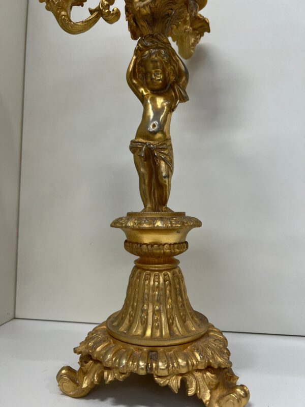 CANDELABRO IN FERRO DORATO CON PUTTO - immagine 3
