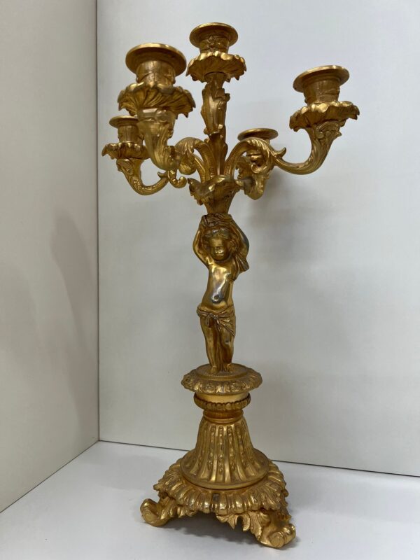 CANDELABRO IN FERRO DORATO CON PUTTO